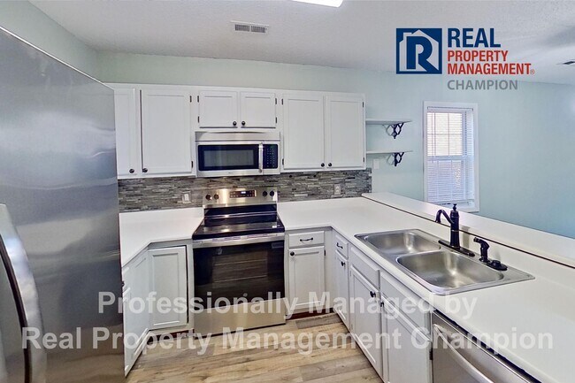 Foto del edificio - Recently updated 2 BD/1.5 BA End Unit Townhome w/Community Pool