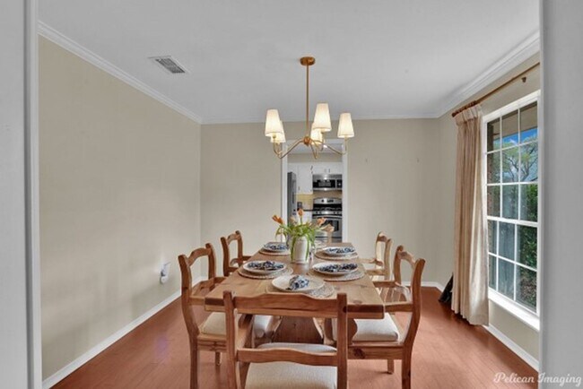 Building Photo - UNIVERSITY TERRACE -4 BEDROOM 2 BATH AVAIL...