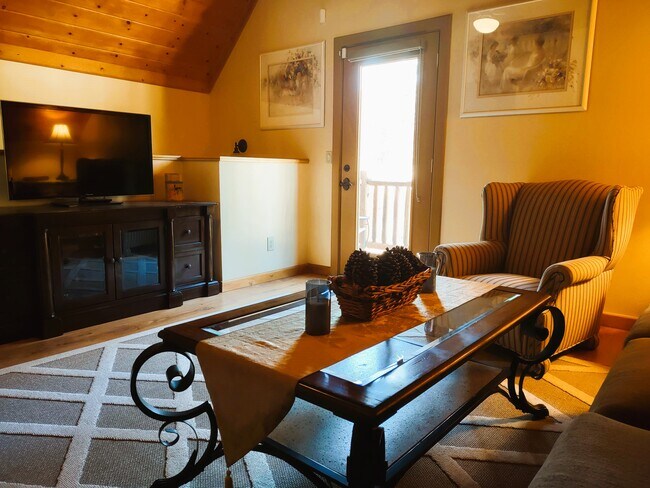 Sala de estar con acceso al balcón - 59570 Devils Ladder Rd