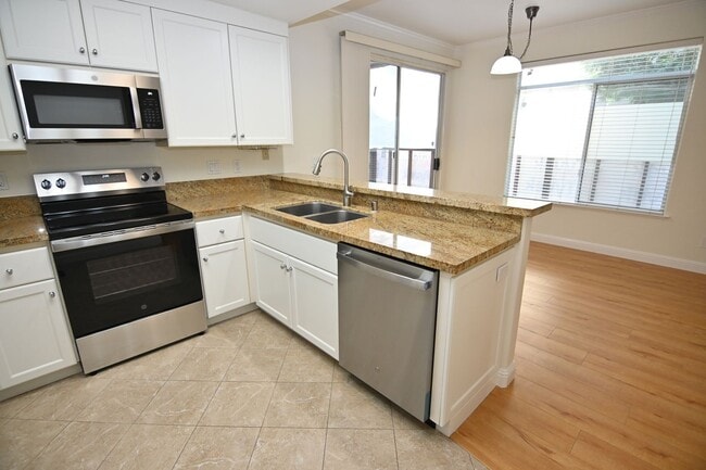 Foto del edificio - Charming Ground-Floor 2 Bedroom 1 bath Condo close to downtown!