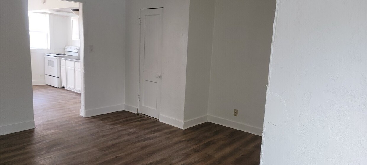 Building Photo - 6 Plex Creek Top