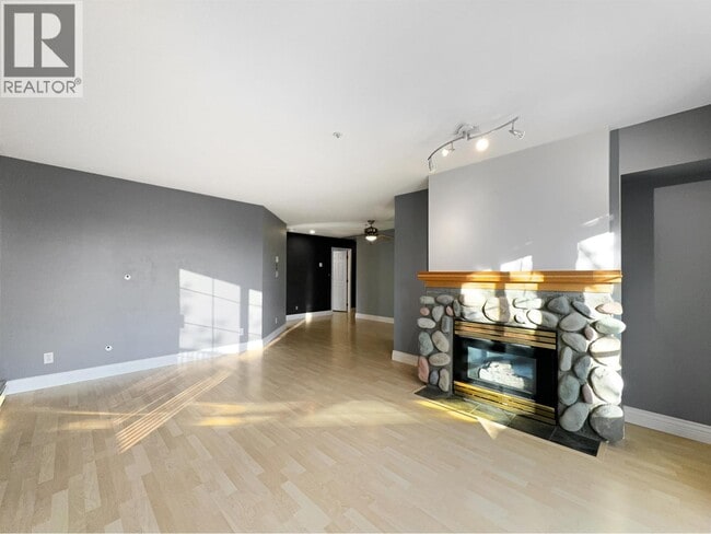 Building Photo - 295 Schoolhouse St