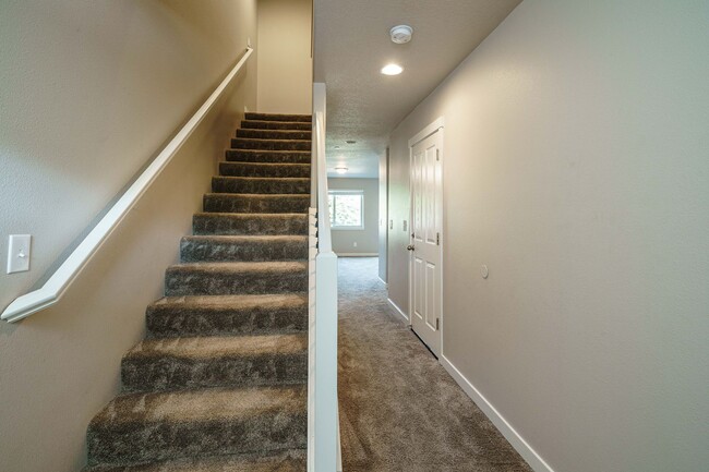 Foto del edificio - Easy I-205 Access - 3 Bedroom 2.5 Bath Tow...