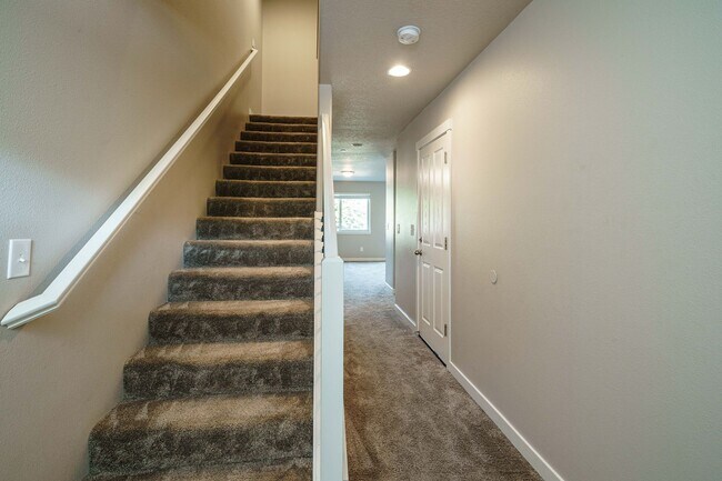 Foto del edificio - Easy I-205 Access - 3 Bedroom 2.5 Bath Townhouse