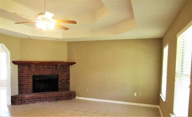 Sala de estar - 1700 Lake Mars Ave