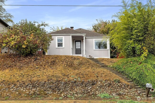 Building Photo - 916 Hull Ave