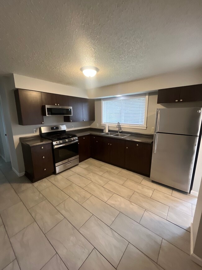 Foto del edificio - 13075 Avon Allen Rd