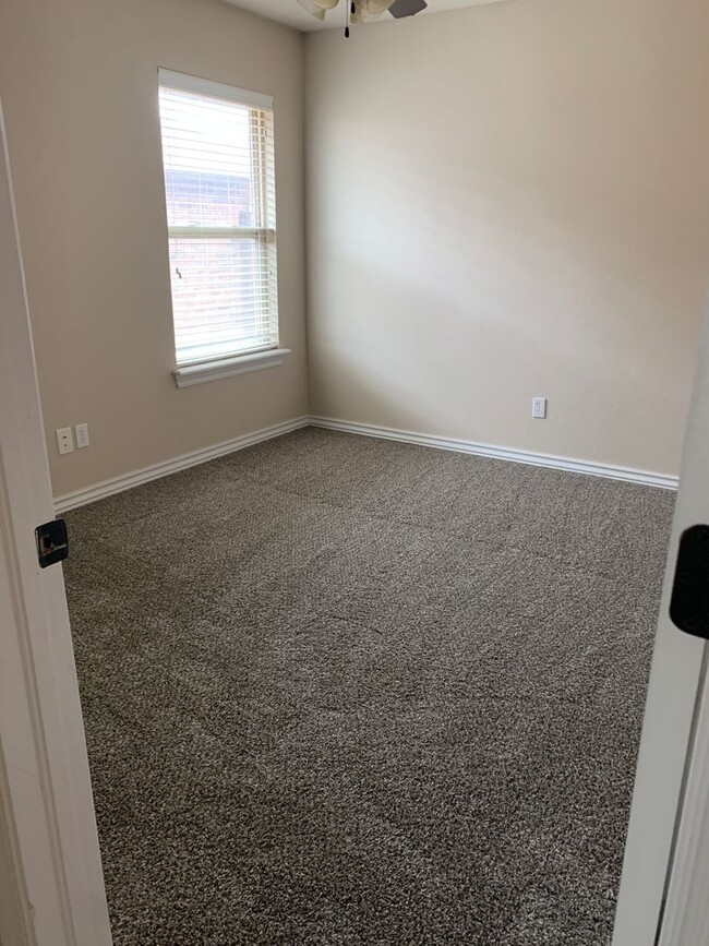 Building Photo - Beautiful 3 Bedroom Home With An In-Ground...