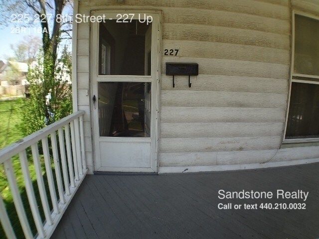 Building Photo - 2 Bedroom Duplex-- Value price!