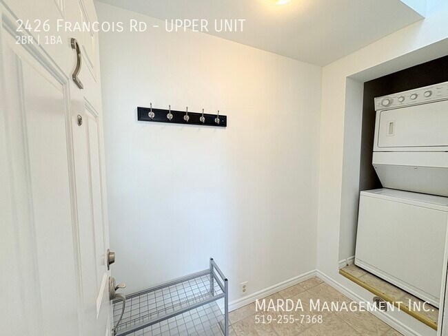 Photo du bâtiment - SPACIOUS 2+1 BEDR/1 BATH UPPER UNIT - EAST...