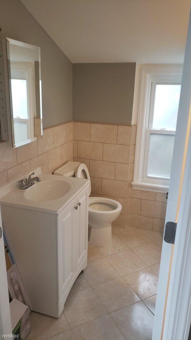 Building Photo - 1 br, 1 bath  - 675 Summer Ave Apt 3