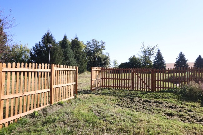 Building Photo - Country Living