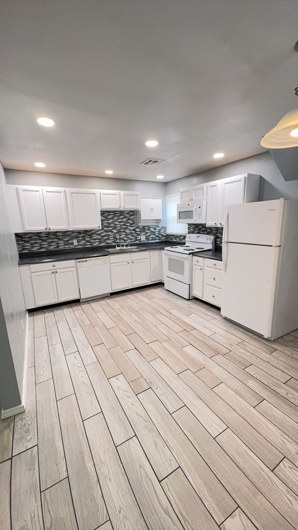 Foto del edificio - 2621 W Maine St