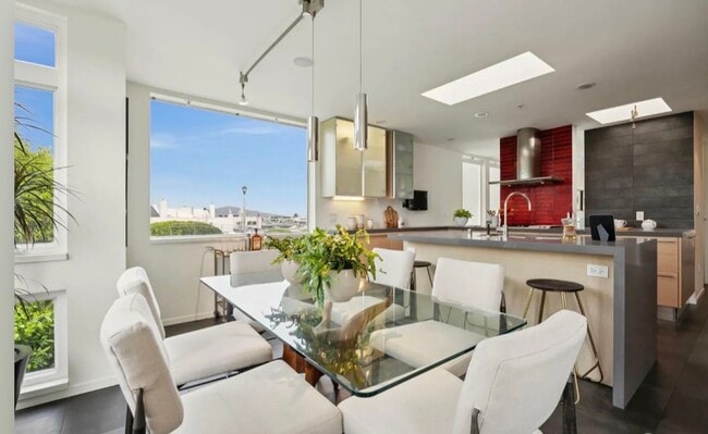 Foto del edificio - One-of-a-Kind Sophisticated Top-Floor Cond...