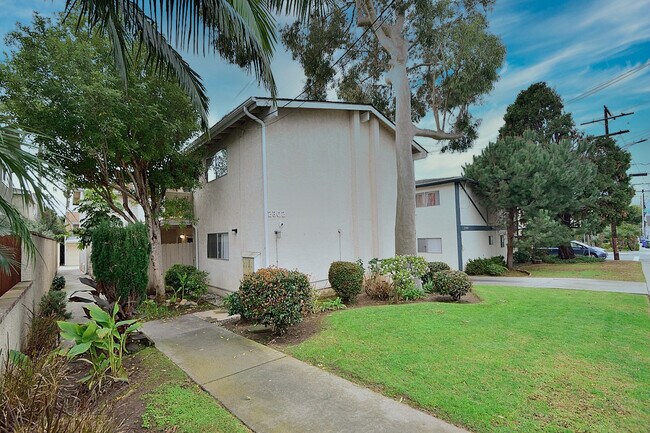 Building Photo - 2302 Marshallfield Ln