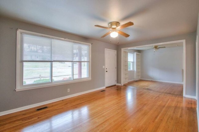 Building Photo - 220 Riverwood Dr