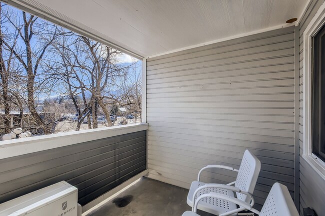 Building Photo - Lovely Pearl St. Condo 1 BDR/1 BA Downtown Boulder