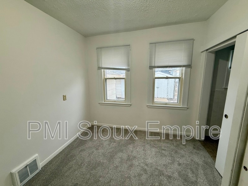 Foto del edificio - 734 W 10th St