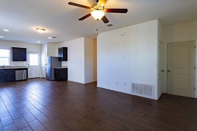 Building Photo - Gorgeous 3 bedroom, 2 bathroom Home with Community Pool in Manor!!!