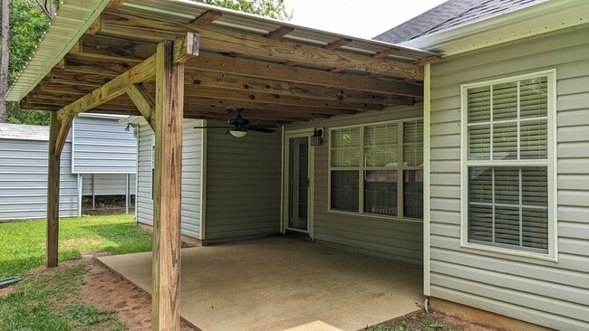 Building Photo - 105 Foxdale Dr