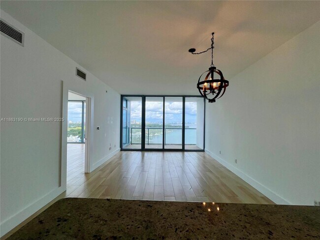 Foto del edificio - 601 NE 36th St
