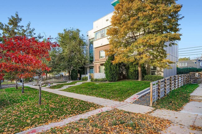 Foto del edificio - Views for Days! Rooftop Retreat Near Sloan’s Lake & Downtown