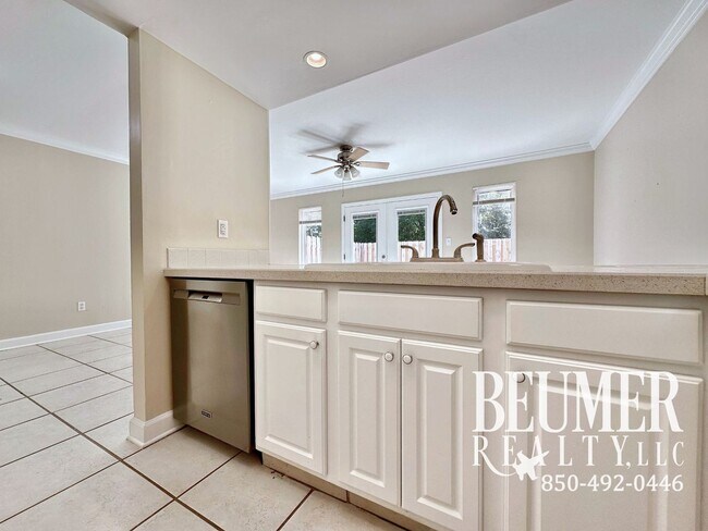 Foto del edificio - Charming 2 bedroom, 2.5 bath townhome for rent in SW Pensacola!