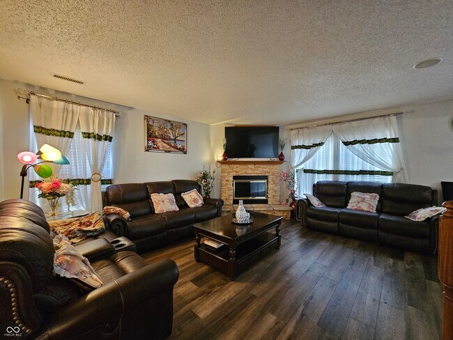 Building Photo - 10633 Cyrus Dr