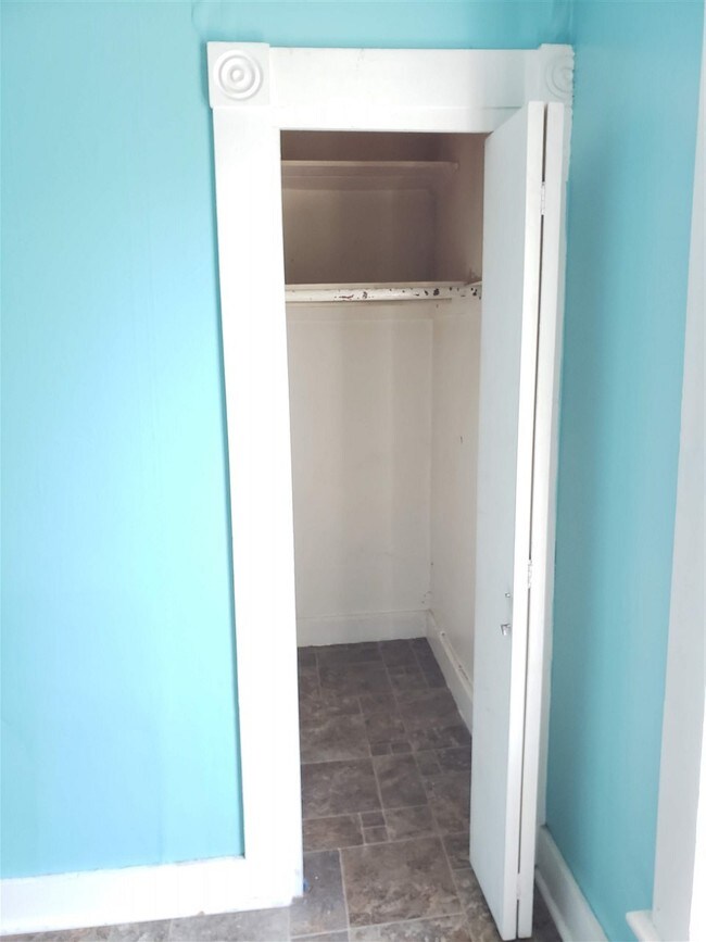 Building Photo - 12 Maple St