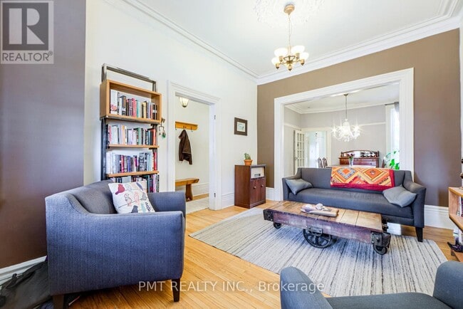 Photo du bâtiment - 19 Churchill Ave