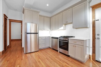 Building Photo - 713 W Wrightwood Ave
