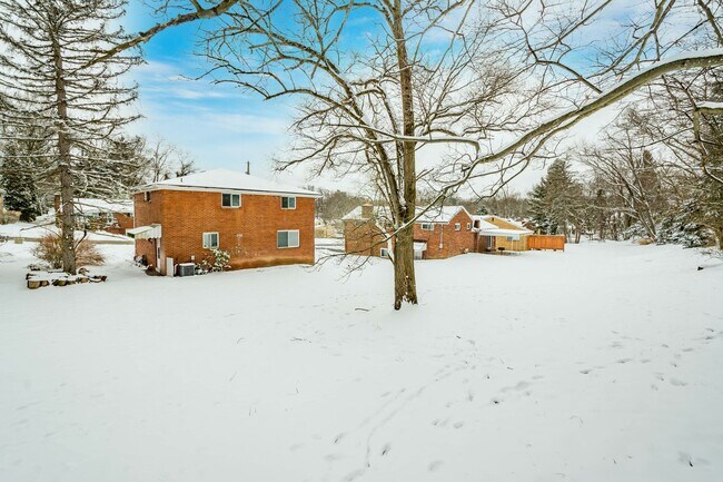 Foto del edificio - AVAILABLE SEPT 1ST!! STUNNING 4 bedroom in...