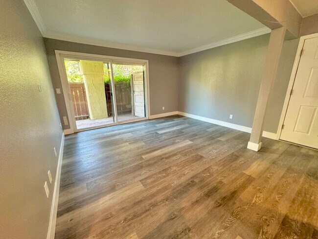 Building Photo - Cozy 2 Bedroom 1 Bath Available 09/01/2025