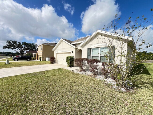 Foto del edificio - AVAILABLE NOW! Amazing 4 Bedroom, 2 Bathro...