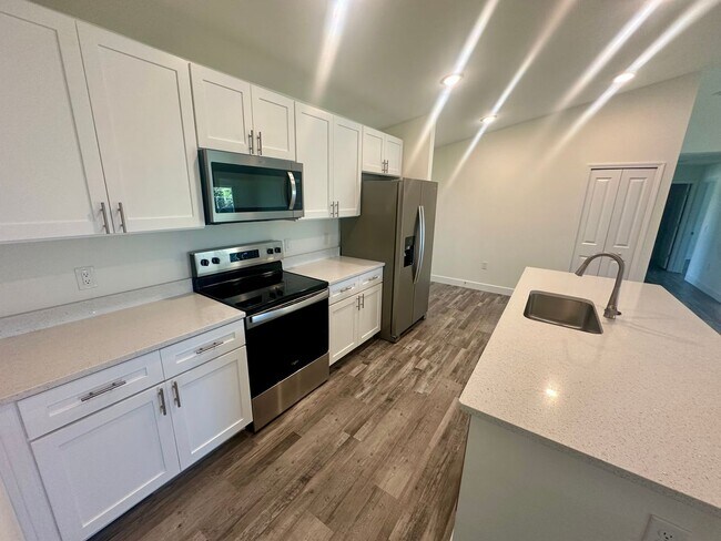 Foto del edificio - Available Now!! NW CAPE CORAL - 4 Bedrooms - 3 Bathrooms - 2 Car Garage