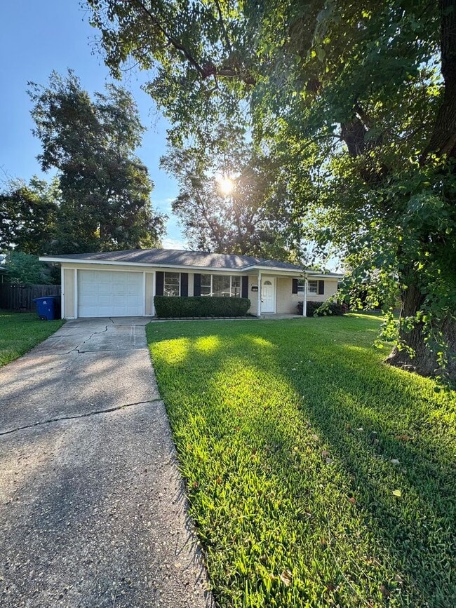 Building Photo - 4511 Orchid St