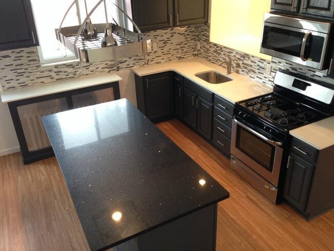 Foto del edificio - Luxurious 2 Bedroom on a dead end street o...