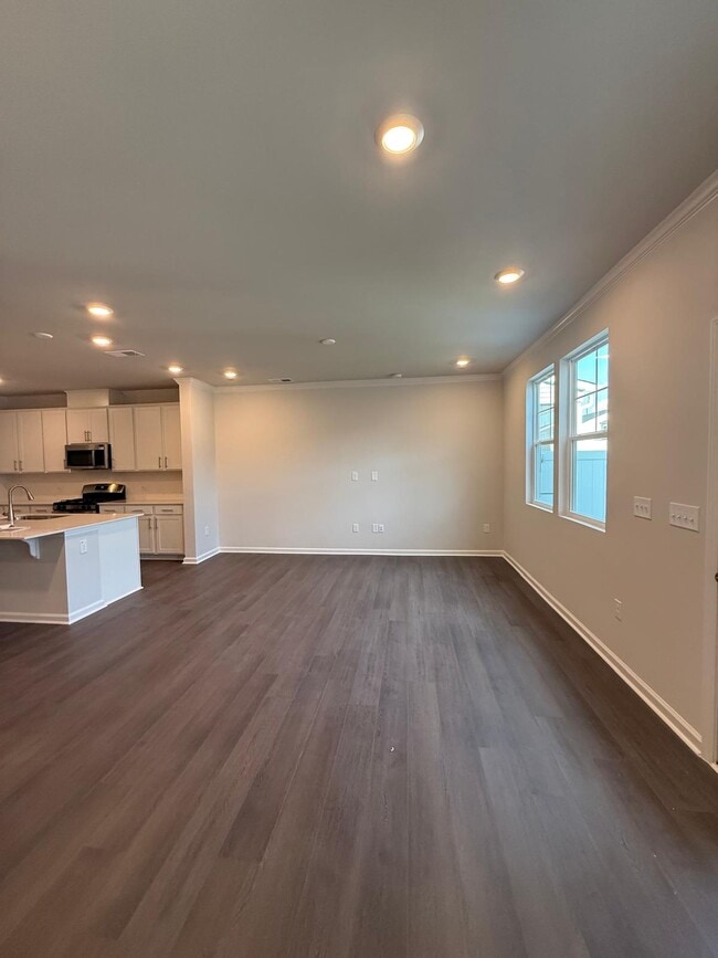 Building Photo - 5871 Woodlawn Dr