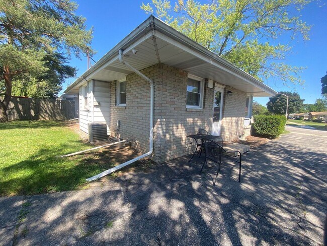 Foto del edificio - 3 Bedroom 2 Bath Single Family Home!  Gara...