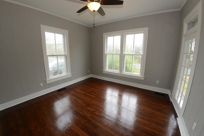 Building Photo - 412 W Day St