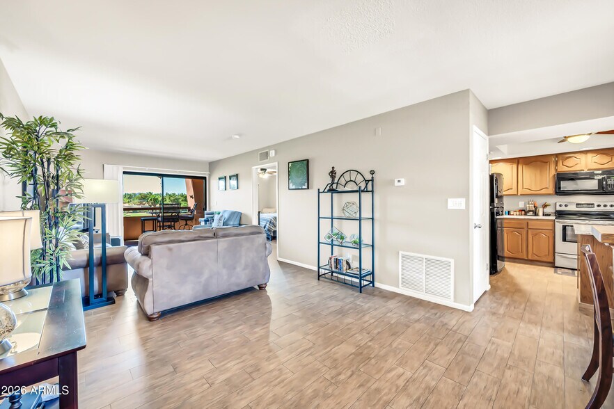 12212 N Paradise Vlg Pkwy S Unit Apt 331, Phoenix, AZ 85032 - Room