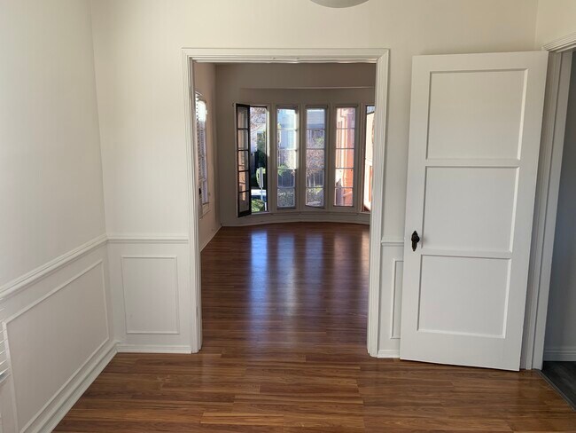 Living Room street view - 210 1/2 S Reeves Dr