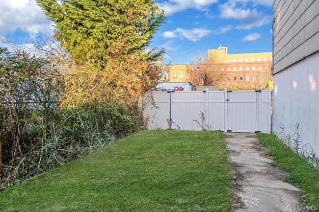 Building Photo - 224 Amber St