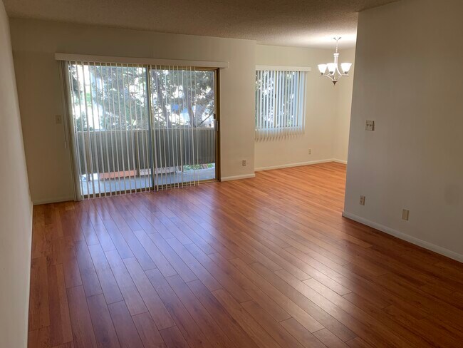 Building Photo - 1411 N Poinsettia Pl