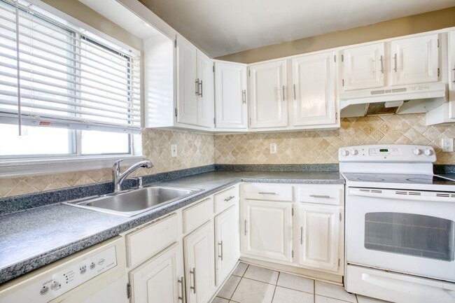 Photo - Lovely 2 bed 1.5 bat Condo is quiet Stamford Neighborhood