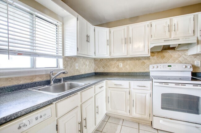 Foto del edificio - Lovely 2 bed 1.5 bat Condo is quiet Stamford Neighborhood