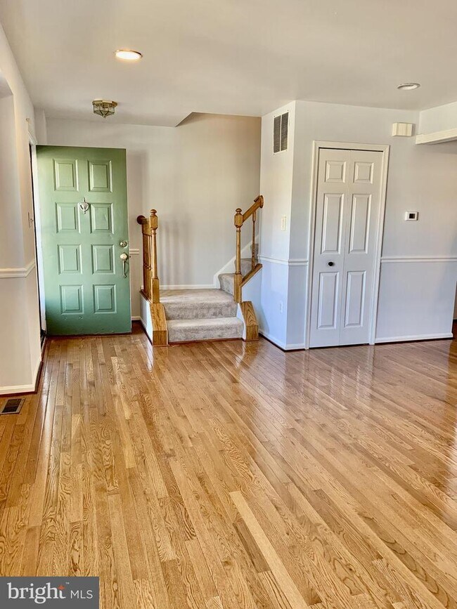 Foto del edificio - 8593 Burlington Ct