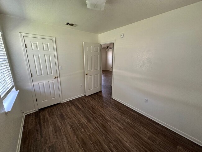 Building Photo - 204 W Avenue F