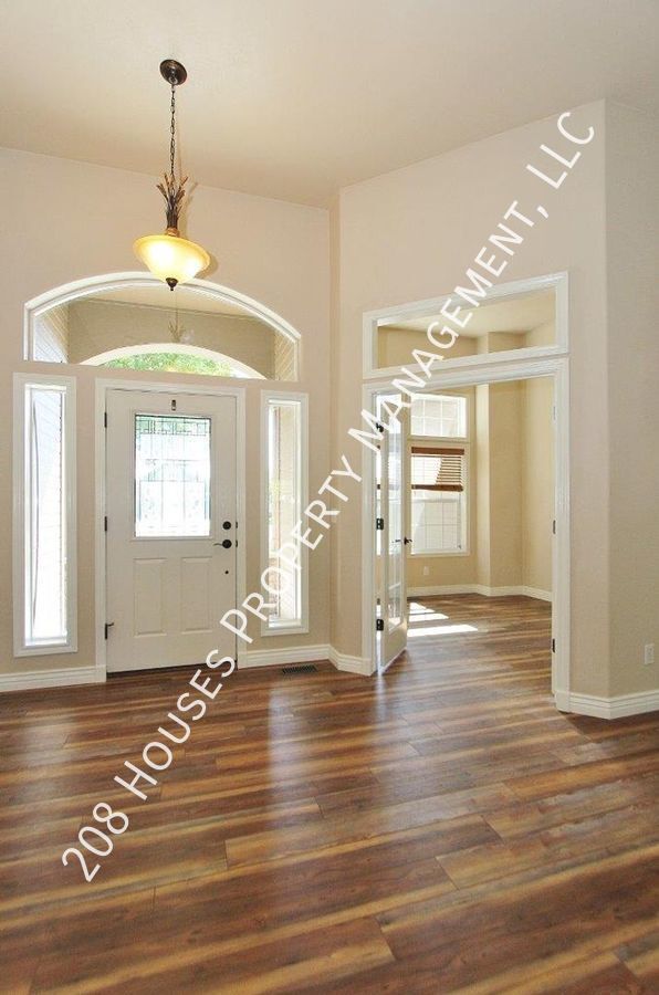 Building Photo - Immaculate Single-Level w/UBR Home