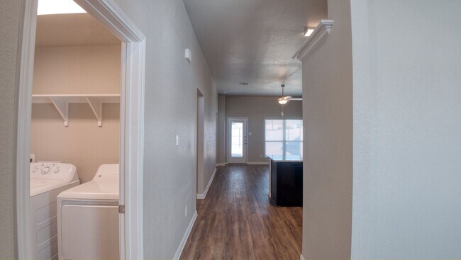 Foto del edificio - 513 Fallbrook Dr